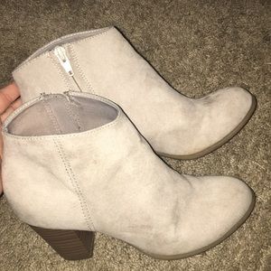 Ankle boots, creamish color